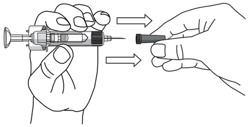 Mano che tiene una siringa preriempita con ago e un adattatore, frecce indicano il collegamento e la rimozione dell