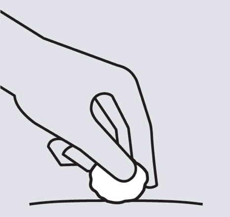 Mano che preme un batuffolo di cotone imbevuto su una superficie, probabilmente per disinfettare prima di un