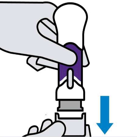 Mano che tiene un dispositivo penna per iniezione con una cartuccia viola e freccia blu che indica la direzione verso il basso