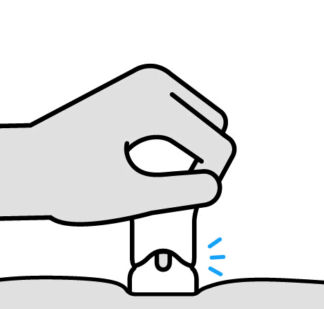 Mano che afferra un dispositivo autoiniettante premendolo sulla pelle con un piccolo foro di iniezione visibile