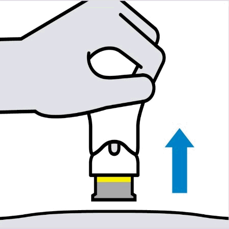 Mano che afferra una penna precompilata con indicatore di livello giallo e freccia blu che indica la direzione di estrazione
