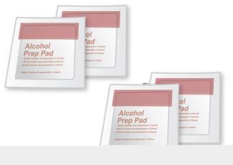 Tre salviette imbevute di alcol per la preparazione della pelle in confezioni rettangolari bianche con scritta rossa Alcohol Prep Pad