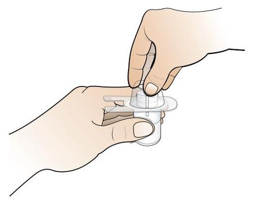 Mani che tengono e preparano un dispositivo medico cilindrico bianco con parte marrone trasparente