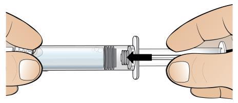 Siringa pre-riempita con stantuffo retratto e ago visibile, tenuta da due mani con freccia nera che indica la direzione del movimento