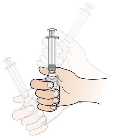 Mano che tiene una siringa con ago collegato e un adattatore grigio per il collegamento a un