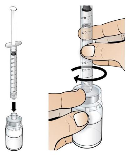 Siringa che aspira farmaco da un flaconcino trasparente con una mano che ruota il pistone e freccia direzionale