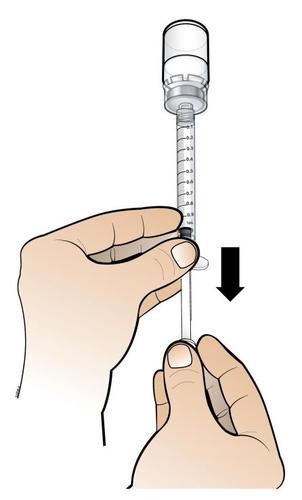 Mano che tiene una siringa graduata con ago rivolto verso il basso e freccia nera indicante la direzione di pressione del pistone