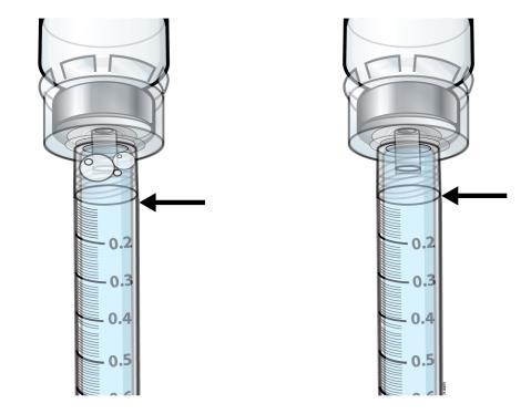 Due siringhe trasparenti con stantuffo blu e scala graduata da 0.2 a 0.5, frecce nere indicano il livello del liquido