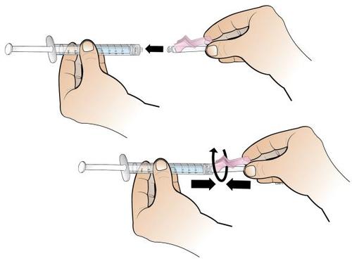Mani che preparano e utilizzano una siringa preriempita, rimuovendo il cappuccio protettivo e iniettando il farmaco con movimento rotatorio