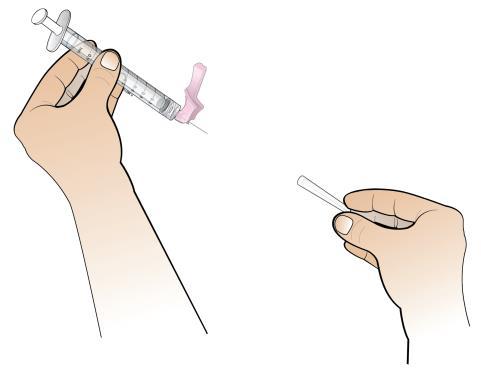 Mano che tiene una siringa pronta per l