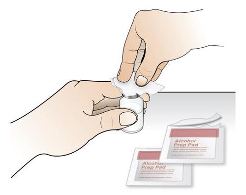 Mano che pulisce la pelle con un tampone imbevuto di alcol prima dell