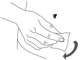 Mano che stringe un batuffolo di cotone sulla pelle con una freccia curva che indica la direzione del movimento di pulizia