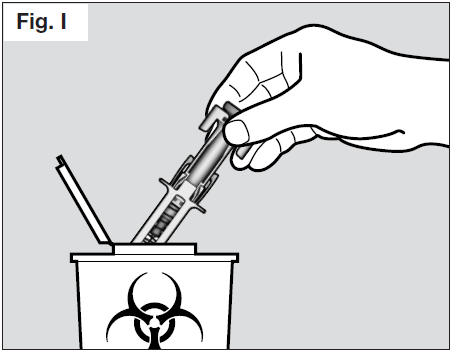 Mano che tiene una siringa pronta per lo smaltimento in un contenitore per rifiuti biologici con simbolo di biohazard visibile