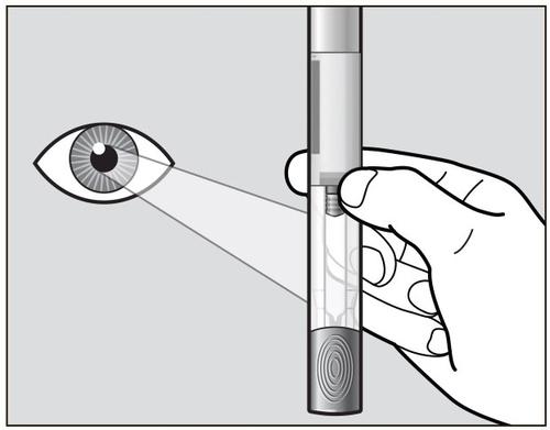 Occhio umano che guarda attraverso una lente d