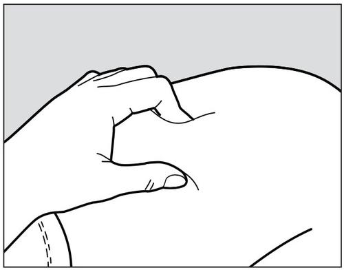 Mano che stringe una siringa con ago inserito nella pelle, tecnica di iniezione sottocutanea con angolo di circa 45 gradi