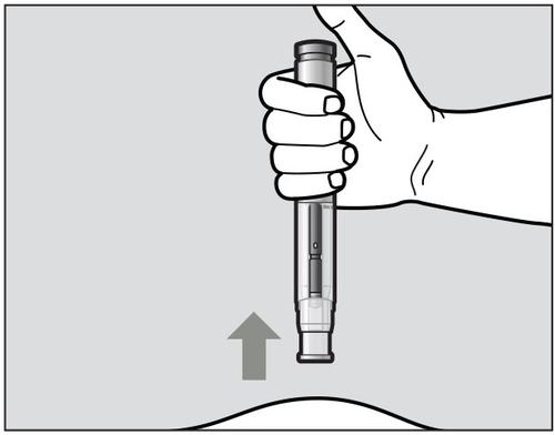 Mano che tiene un dispositivo per iniezione con ago rivolto verso il basso su una superficie cutanea con freccia direzionale verso l