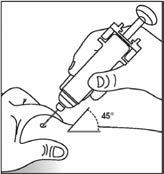 Mano che tiene una siringa con ago inserito nella pelle a 45 gradi indicazione del punto di iniezione e dettaglio del tessuto sottocutaneo