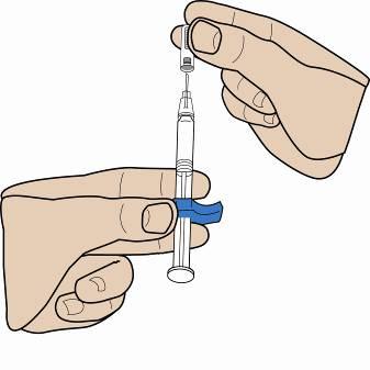 Mano che tiene una siringa preriempita con ago inserito e protetto da cappuccio blu trasparente