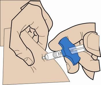 Mano che tiene una siringa con ago blu inserito nella pelle del braccio, tecnica di iniezione sottocutanea illustrata con dettagli anatomici semplificati