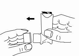 Mani che assemblano un dispositivo medico con due componenti cilindrici e una freccia nera che indica la direzione