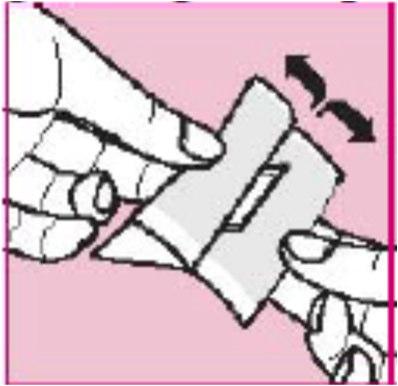 Mano che rimuove la pellicola protettiva da un cerotto adesivo bianco con frecce nere che indicano la direzione di estrazione