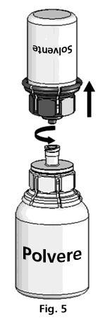Fiala di polvere medicinale sotto una siringa contenente solvente con freccia che indica la direzione di iniezione