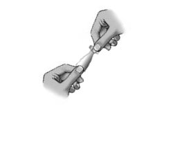 Mani che stringono una siringa preriempita con ago rivolto verso il basso per l