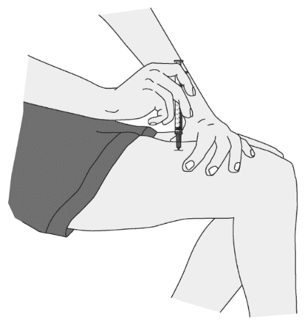 Mano che tiene una siringa inclinata, ago che penetra nella coscia, area di iniezione ombreggiata e gamba stilizzata di colore grigio chiaro