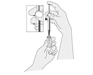 Mano che tiene una siringa preriempita e un adattatore, con l