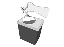 Mano che getta una siringa usata in un contenitore per rifiuti appuntiti di colore grigio con coperchio bianco