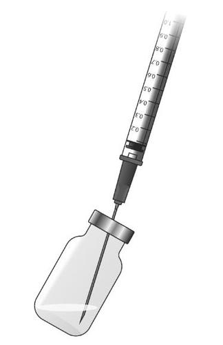 Siringa con ago che preleva liquido da un flaconcino trasparente sigillato con tappo grigio