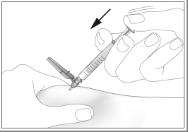 Mano che tiene una siringa preraimpostata con l
