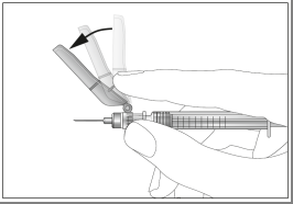 Mano che tiene un dispositivo per iniezione pre-riempito con ago esposto e freccia che indica la direzione di attivazione