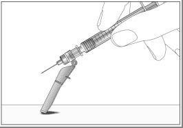 Siringa pre-riempita con ago inserito ad angolo nella pelle, dispositivo di sicurezza attivo visibile sulla punta