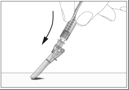 Siringa preriempita con ago esposto e freccia nera che indica la direzione di inserimento nell