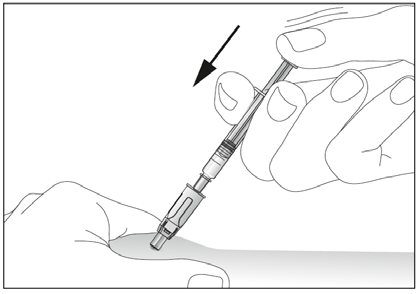 Mano che tiene una siringa preriempita con ago inserito nella pelle, freccia nera indica la direzione dell
