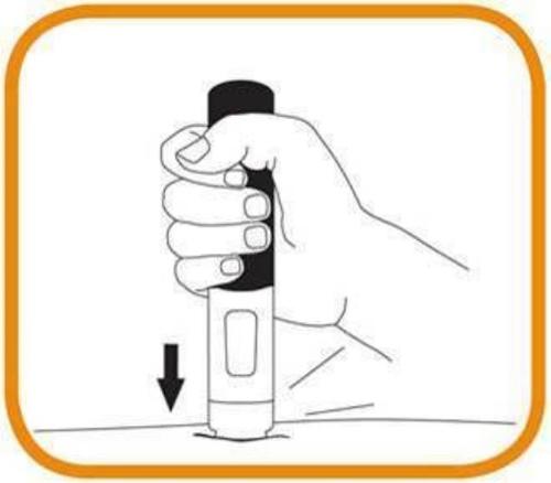 Mano che tiene un dispositivo per iniezione con una freccia nera rivolta verso il basso che indica la pressione sull