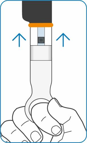 Mano che tiene un dispositivo autoiniettante con ago esposto e frecce blu direzionali verso l