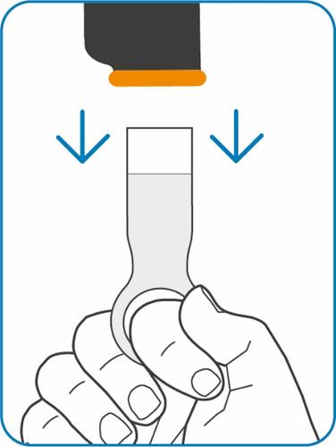 Mano che afferra una siringa trasparente con punta bianca, frecce blu indicano la direzione verso il basso e la pressione da esercitare