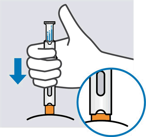Mano che tiene un dispositivo per iniezione auto-iniettabile con ago rivolto verso il basso e ingrandimento del punto di iniezione cutaneo