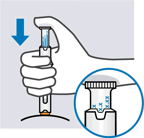 Mano che tiene una penna per iniezione con ago rivolto verso il basso e ingrandimento del meccanismo di dosaggio