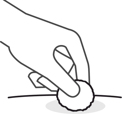 Mano che tiene un batuffolo di cotone e lo preme su un punto di iniezione sulla pelle