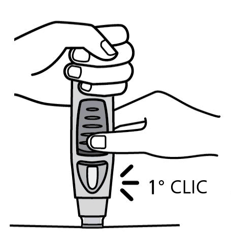 Mano che preme il pulsante di un autoiniettore medicinale con freccia che indica il primo clic