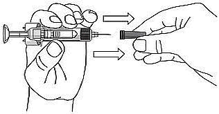 Mano che assembla siringa premendo cappuccio protettivo sull
