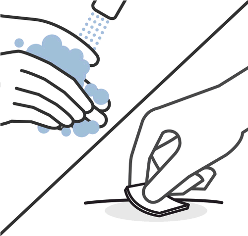 Mano che applica pressione sulla zona di iniezione con un batuffolo di cotone mentre l