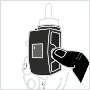 Mano che preme il pulsante di rilascio su un dispositivo medico nero e rettangolare con schermo bianco