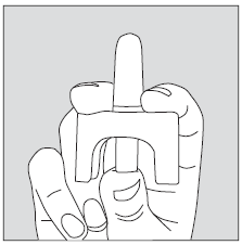 Mano che tiene una penna per insulina con il pollice e l