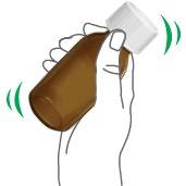 Mano che agita una bottiglia marrone con tappo bianco e linee verdi a spirale che indicano il movimento