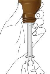 Mano che tiene una siringa trasparente con stantuffo marrone e punta metallica per l