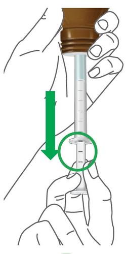 Mano che tiene una siringa trasparente con ago, freccia verde che indica la direzione di inserimento e cerchio che evidenzia l